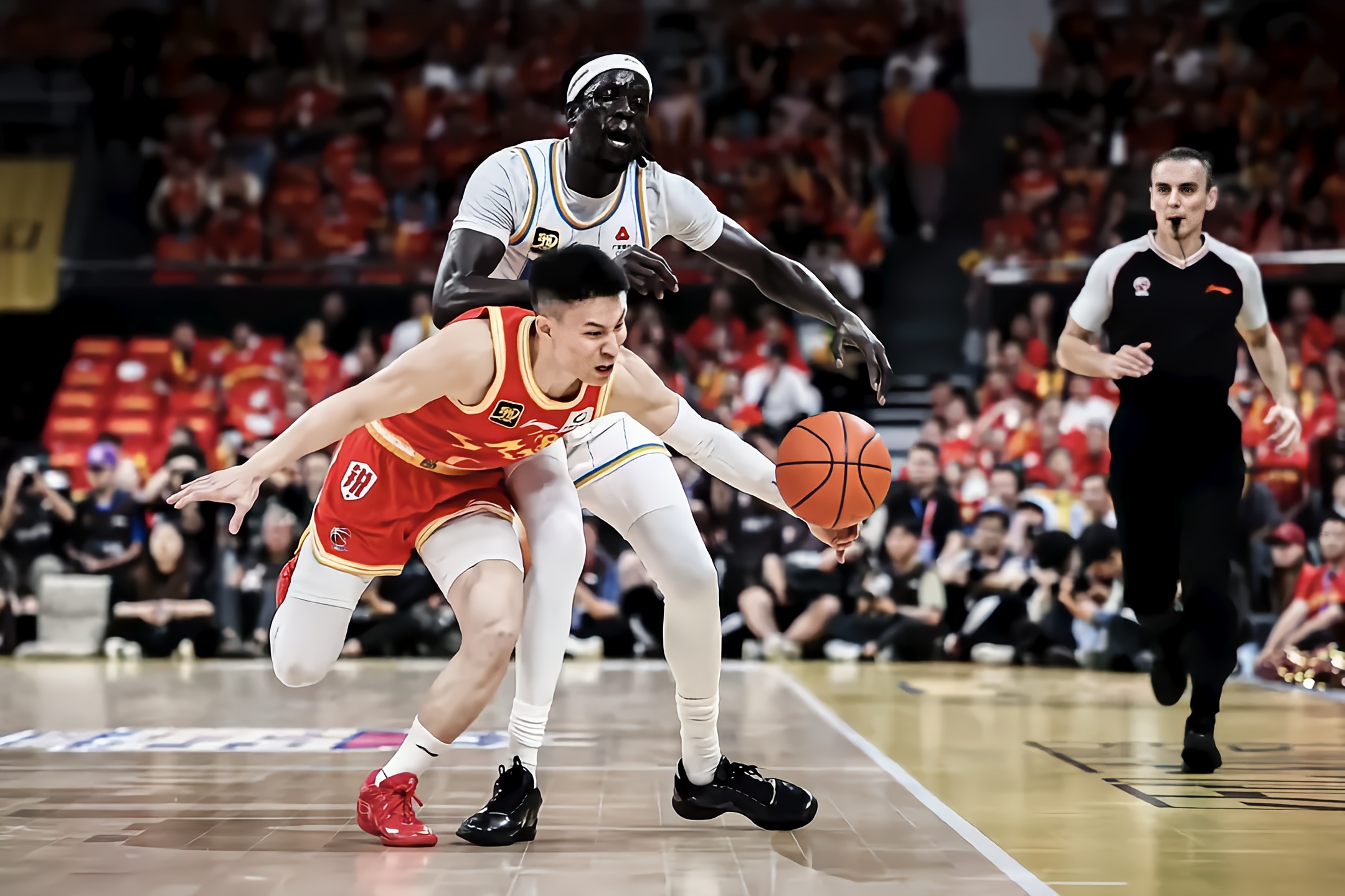 转折点！深圳男篮豪取连胜，NBA常规赛集结日攻防权衡，管理层满意，临场指挥获称赞的简单介绍