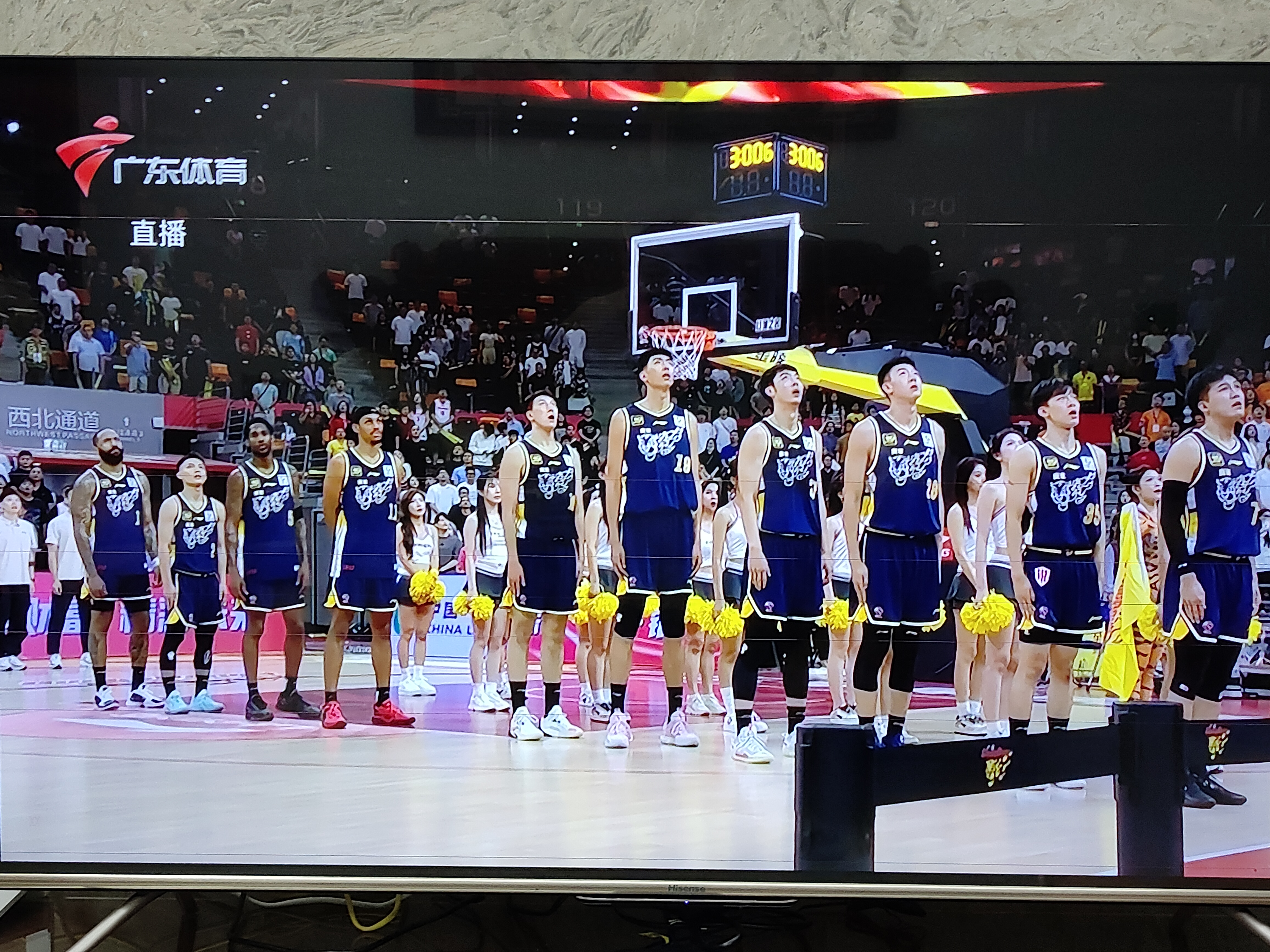 包含广东宏远发布备战花絮，赛前再遭质疑，亚冠任务艰巨，更衣室氛围转暖的词条