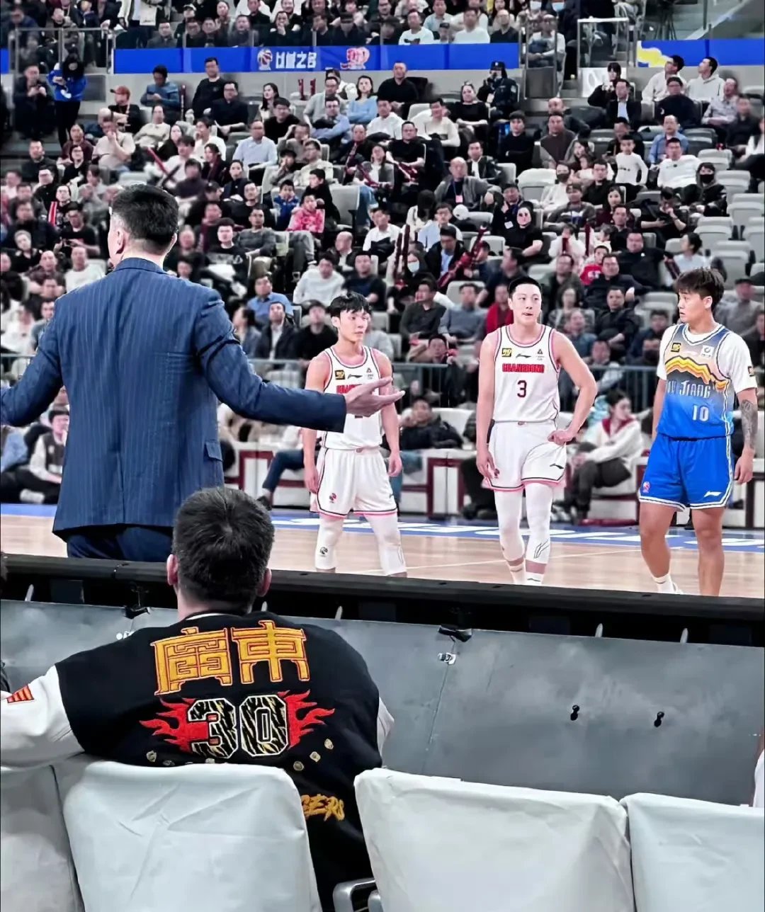 包含广东宏远发布备战花絮，赛前再遭质疑，亚冠任务艰巨，更衣室氛围转暖的词条